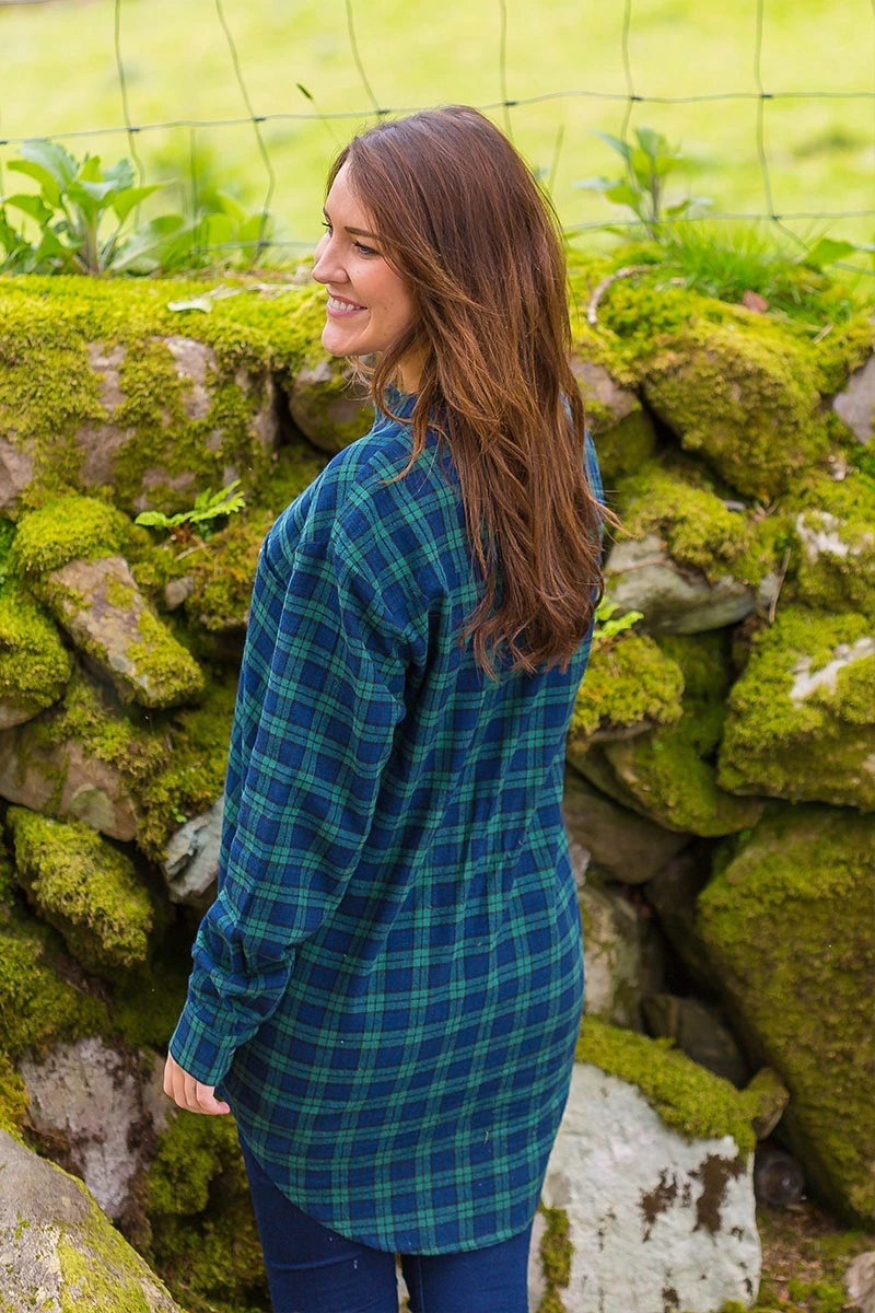 Chemise irlandaise en flanelle et tartan vert femme back