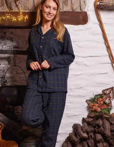 Pyjama en flanelle à carreaux tartan vert femme front