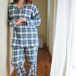 Pyjama en flanelle à carreaux tartan bleu femme front