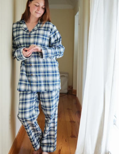 Pyjama en flanelle à carreaux tartan bleu femme front