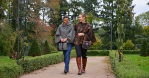 Capes en tweed gris et tartan orange duo