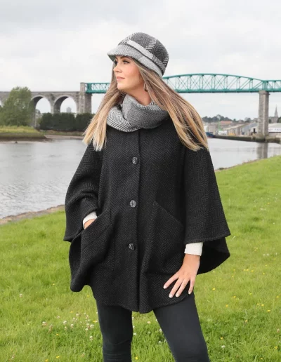 Cape en laine chaude noir femme front